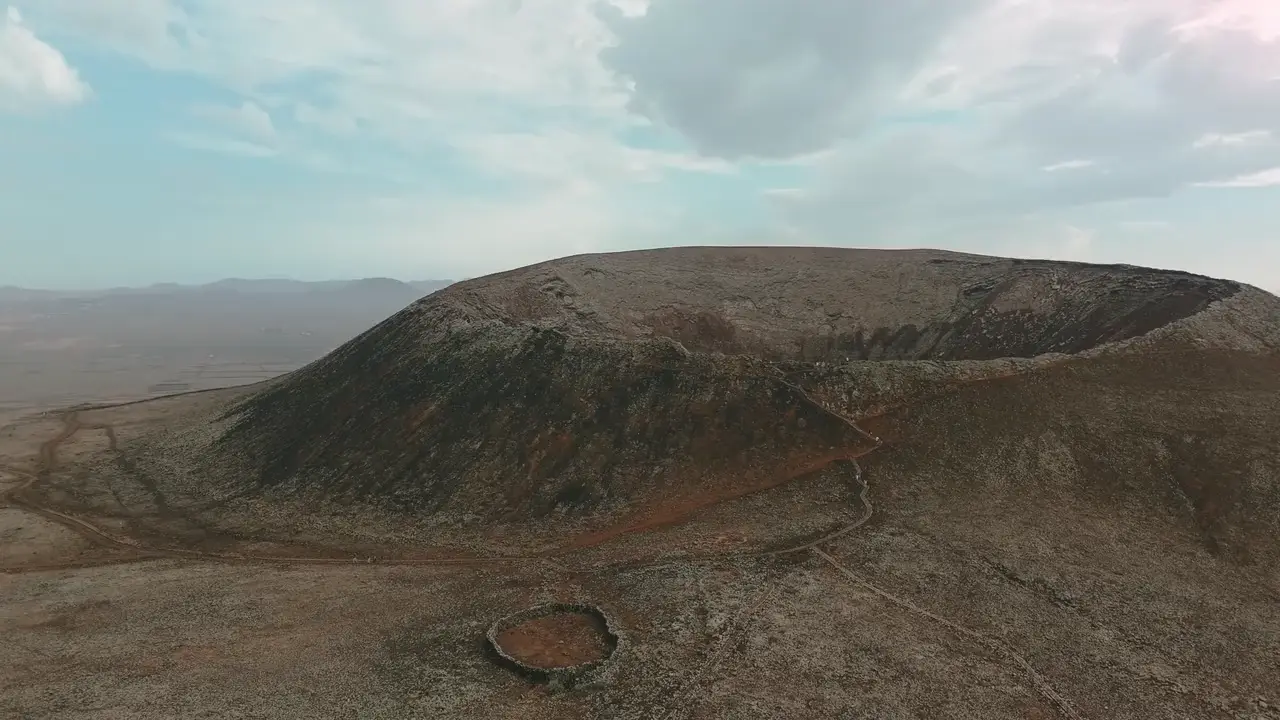 Vulkankrater auf Fuerteventura aus der Luft