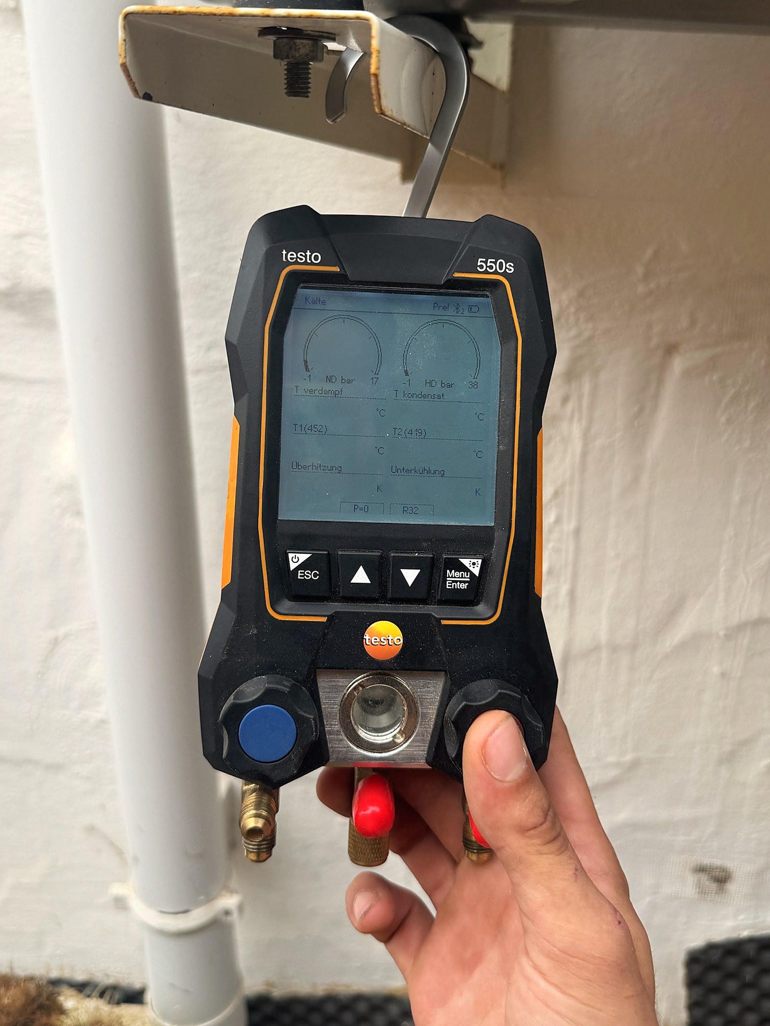 Digitale Monteurhilfe Testo 550s an einer Klimaanlage